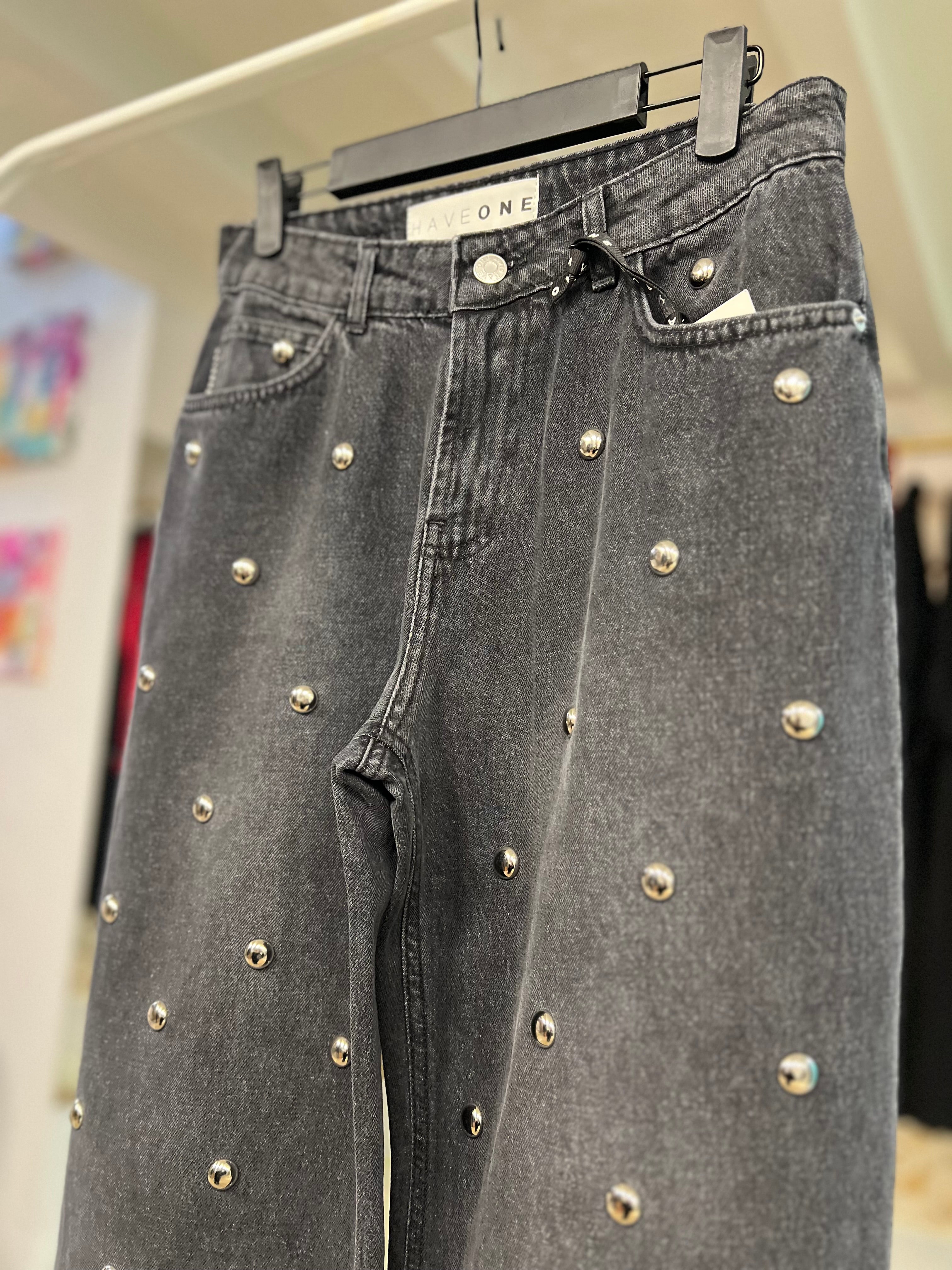 Vaquero Black Straight Flare Metal Studs